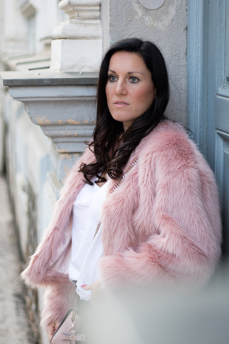 Rosa Fake Fur Jacke mit rosé goldenem Schmuck, Faux Fur, Marina Hoermanseder Handtasche, Nietenboots, Paul Hewitt Armbanduhr, Actopp Armband, Actopp Armreif, Schmuck aus Edelstahl, Fashionblog, Modeblog, Blogger Graz, Fashion Blog Graz, Miss Classy