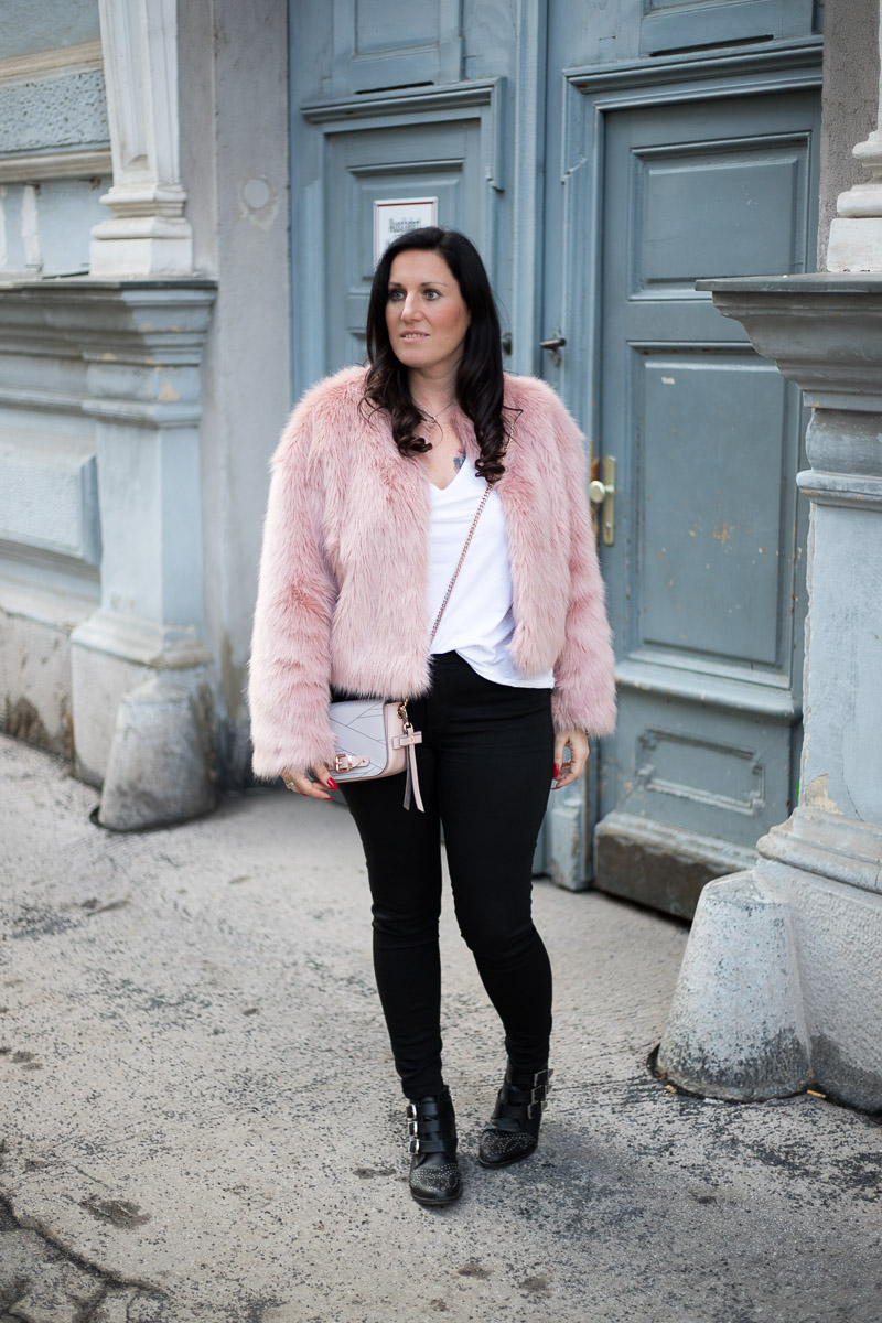 Rosa Fake Fur Jacke mit rosé goldenem Schmuck, Faux Fur, Marina Hoermanseder Handtasche, Nietenboots, Paul Hewitt Armbanduhr, Actopp Armband, Actopp Armreif, Schmuck aus Edelstahl, Fashionblog, Modeblog, Blogger Graz, Fashion Blog Graz, Miss Classy