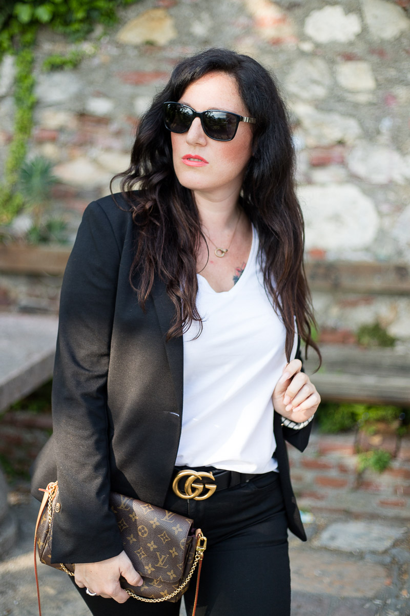 Outfit mit weißen Converse zu schwarzer Skinny Jeans und Gucci
