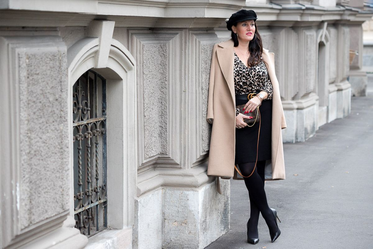 Leo Bluse Mit Camel Coat Und Rosegoldener Schmuck Von Leaf Miss Classy