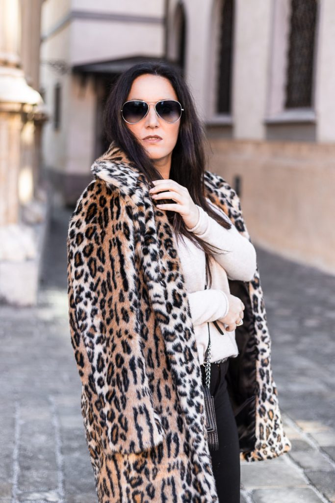 Streetstyle Outfit mit Lederjacke, Leo Schal, Gucci Gürtel und Overknee  Stiefel - Miss Classy