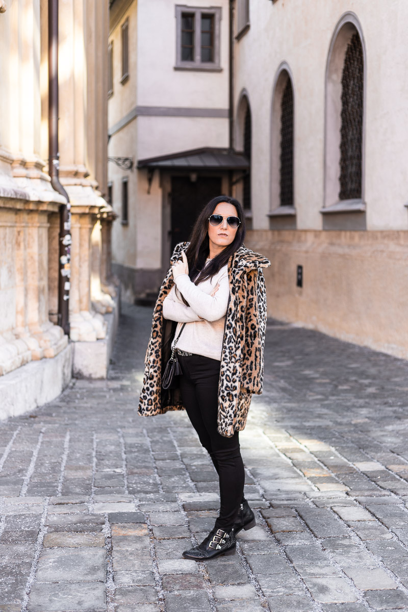 Streetstyle Outfit mit Lederjacke, Leo Schal, Gucci Gürtel und Overknee  Stiefel - Miss Classy