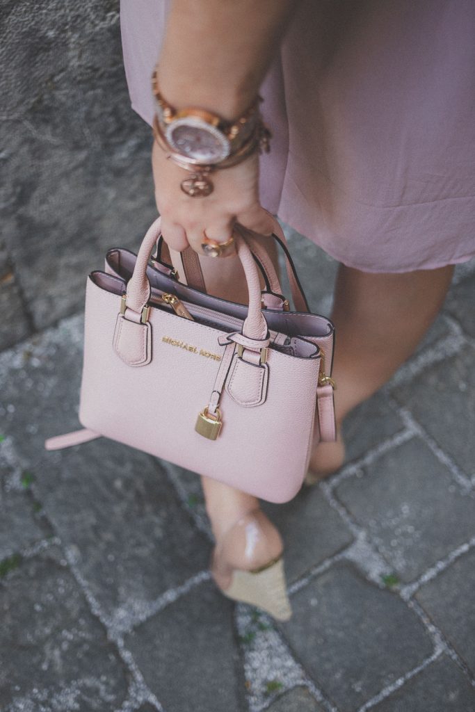 Zartrosa Kleid von H&M und Wedges und Handtasche von Michael Kors, Sommerkleid, Sonnenbrille von neubau Eyewear // Sommer-Trend, Modeblog, www.miss-classy.com #sommerkleid #sommeroutfit #mode #fashionblogger #modetrends