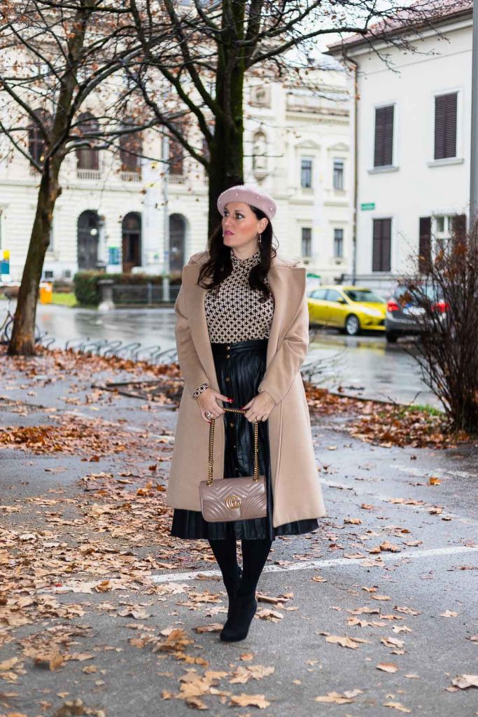 Outfit mit Plissee Lederrock, Camel Coat, Richard Allan x H&M Top, Gucci Marmont, rosa Baskenmütze und schwarzen Ankle Boots