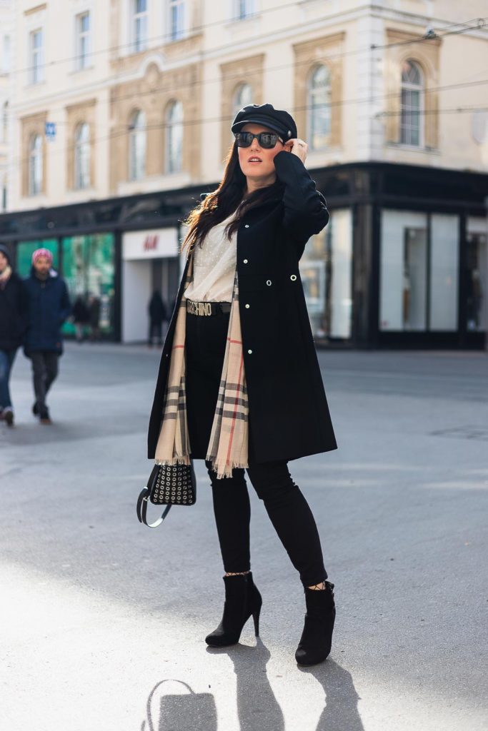 Outfit mit schwarzem Wollmantel von Hugo Boss, Burberry Schal, Moschino Gürtel und Selma Bag von Michael Kors, Fashionbloggerin Miss Classy aus Graz