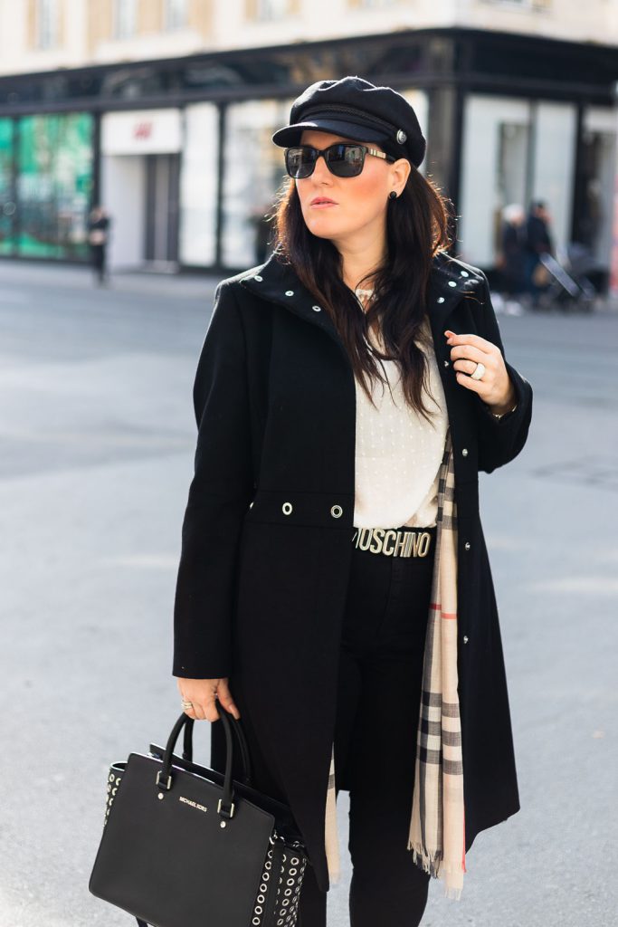 Outfit mit schwarzem Wollmantel von Hugo Boss, Burberry Schal, Moschino Gürtel und Selma Bag von Michael Kors, Fashionbloggerin Miss Classy aus Graz