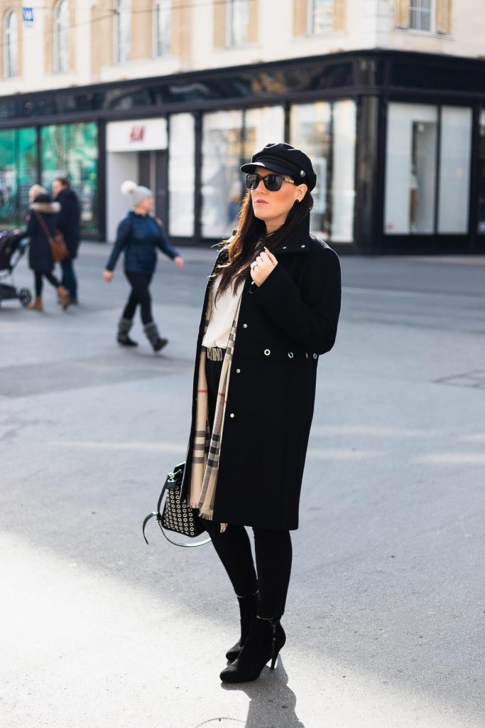 Outfit mit schwarzem Wollmantel von Hugo Boss, Burberry Schal, Moschino Gürtel und Selma Bag von Michael Kors, Fashionbloggerin Miss Classy aus Graz