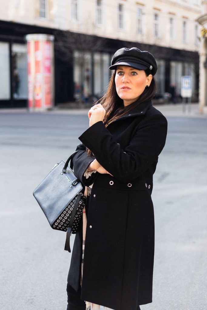 Outfit mit schwarzem Wollmantel von Hugo Boss, Burberry Schal, Moschino Gürtel und Selma Bag von Michael Kors, Fashionbloggerin Miss Classy aus Graz