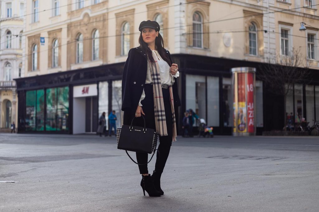 Outfit mit schwarzem Wollmantel von Hugo Boss, Burberry Schal, Moschino Gürtel und Selma Bag von Michael Kors, Fashionbloggerin Miss Classy aus Graz